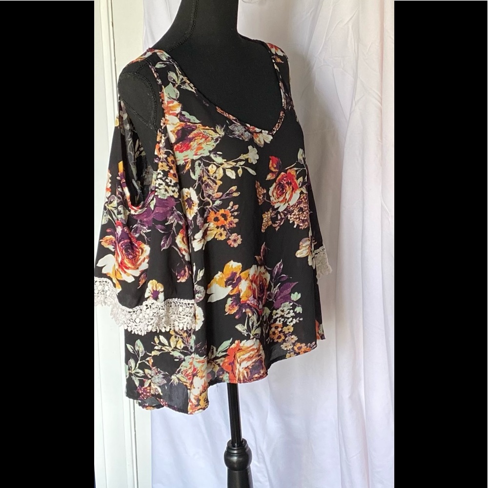 Peekaboo sleeve top with floral print on black